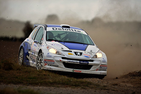 Lærlingen overgår mesteren. Talentfulde Christian Jensen har haft en god læremester i den syvdobbelte danmarksmester Karl-Åge Jensen. Men i år er det Christian Jensen, der er trukket fra, og vinder han sidste løb til DM i rally, er han sammen med Søren Tøndborg danmarksmester for første gang i sin Peugeot 207 Super 2000.